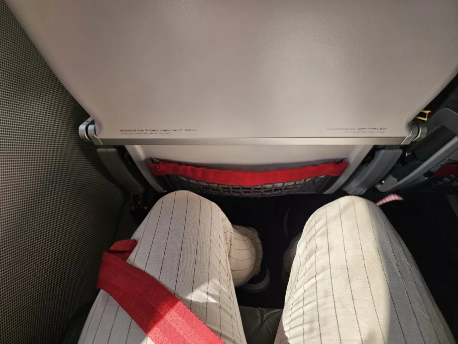Priestor na nohy v lietadle Embraer E190