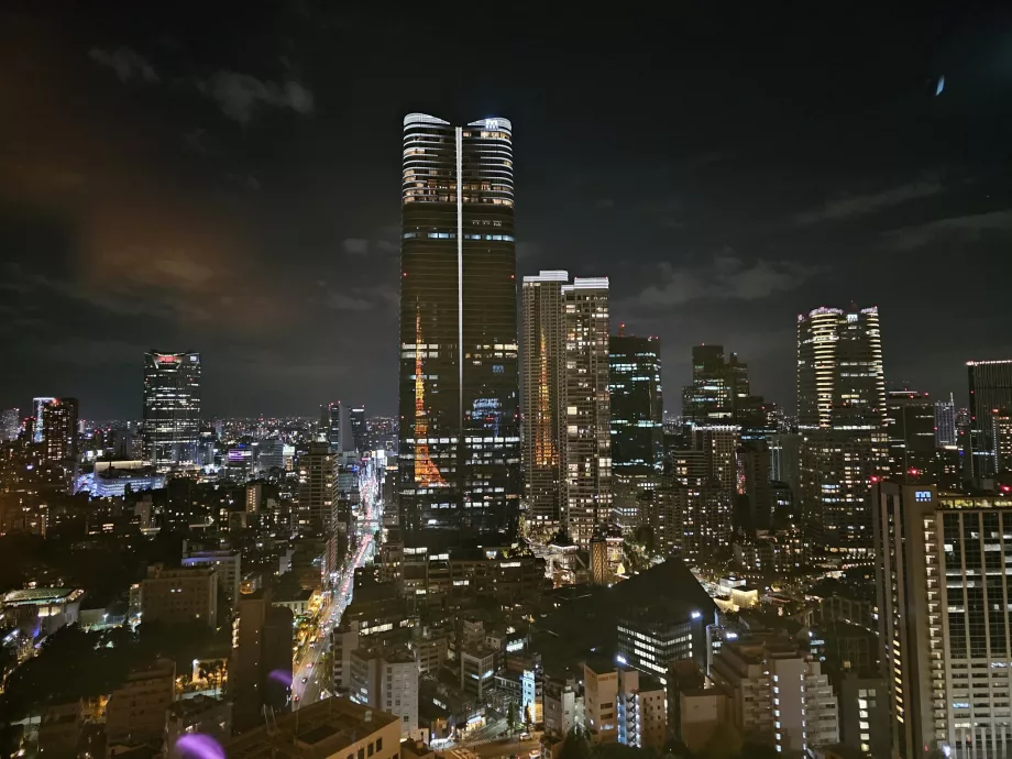 Pohľad z hlavnej vyhliadkovej paluby počas noci