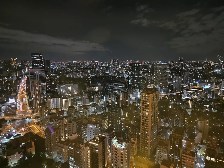 Pohľad z hlavnej vyhliadkovej paluby počas noci