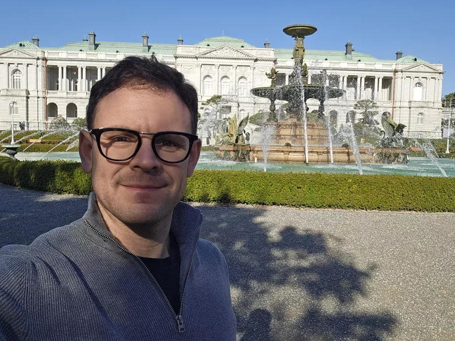 Ja pred palácom Akasaka