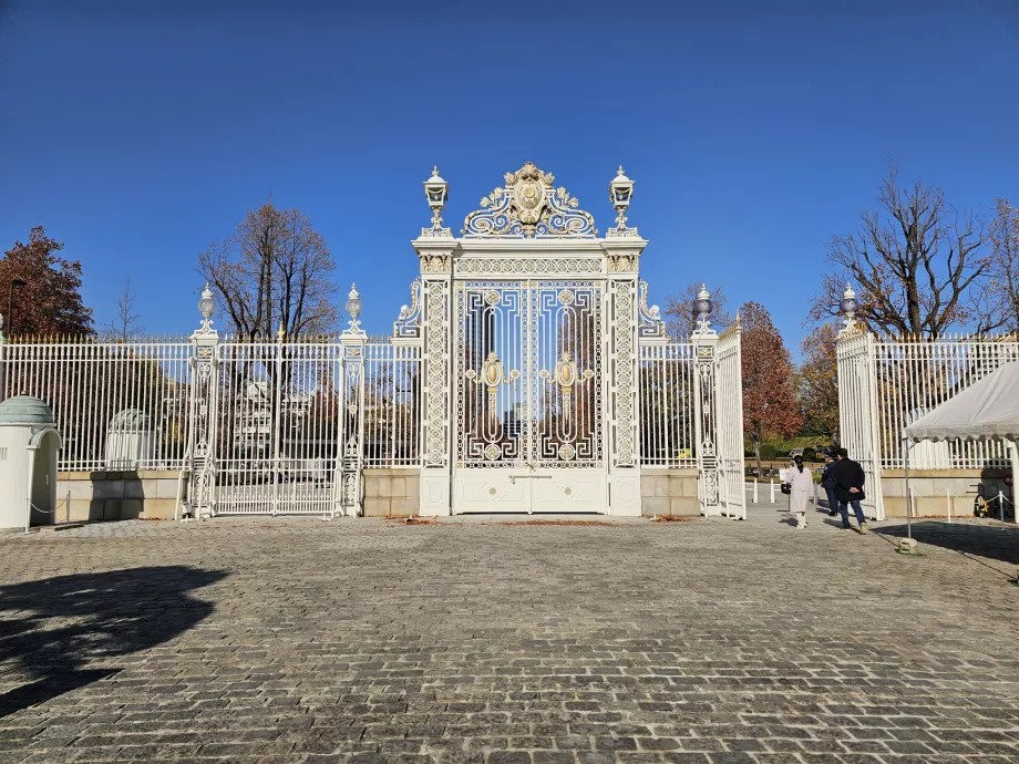 Hlavný východ z paláca Akasaka