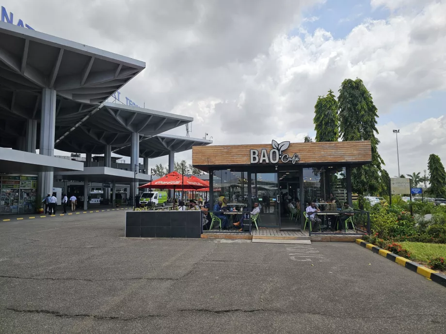 Kaviareň pred terminálom 2