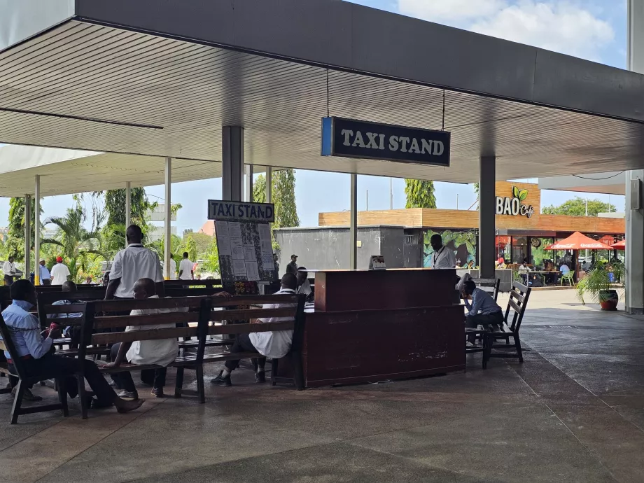 Stanovište taxíkov pred terminálom 2