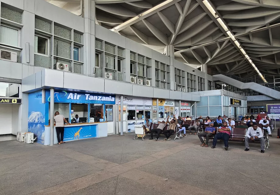 Prepážky leteckých spoločností pred odletovou halou