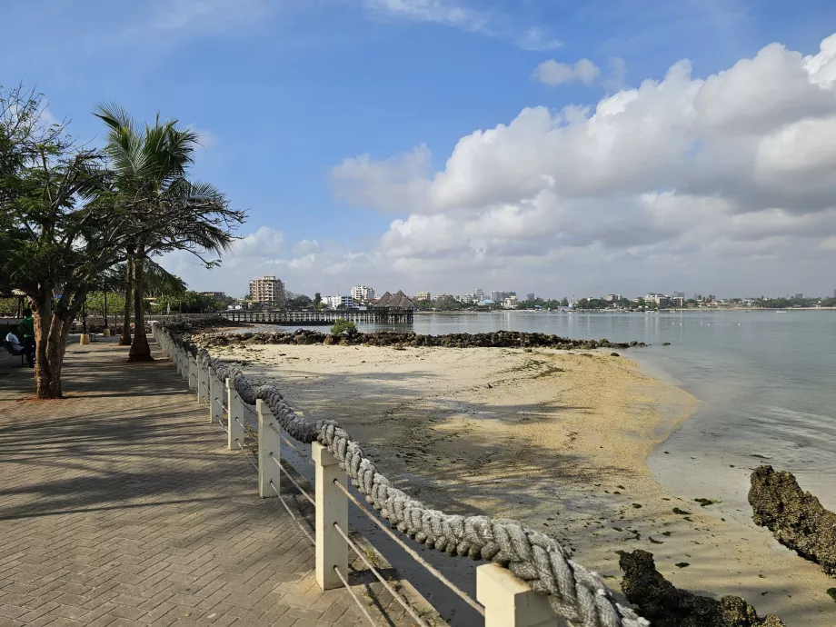 Pláž pri hoteli Slipway