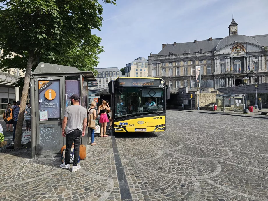 Autobusová zastávka na námestí Place St-Lambert