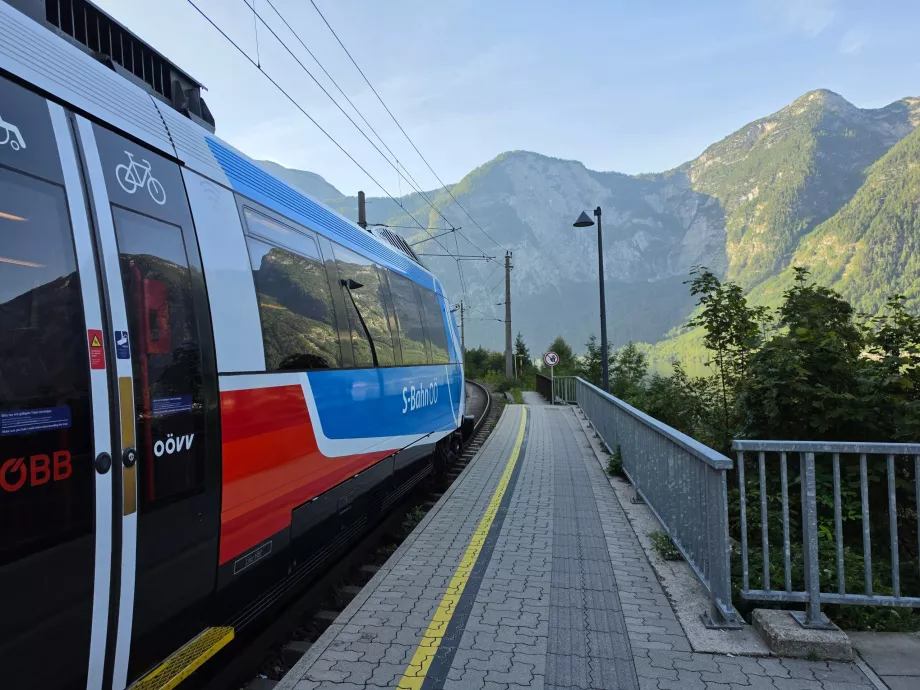 Vlak na železničnej stanici v Hallstatte