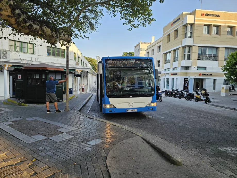Zastávka smerom na letisko v centre mesta Rhodos
