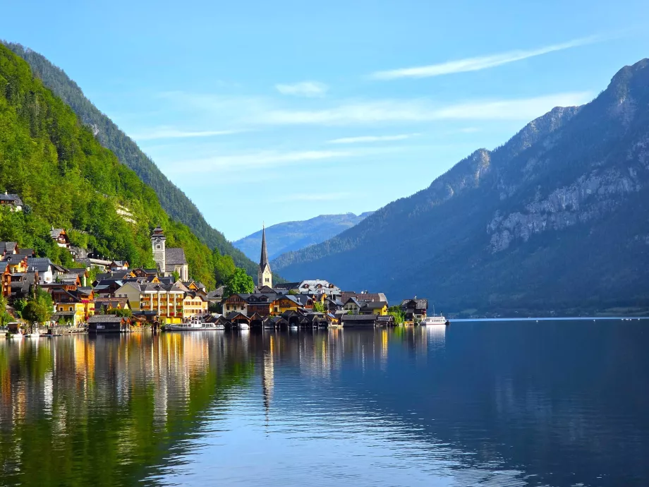 Pohľad na Hallstatt z autobusovej zastávky Lahn
