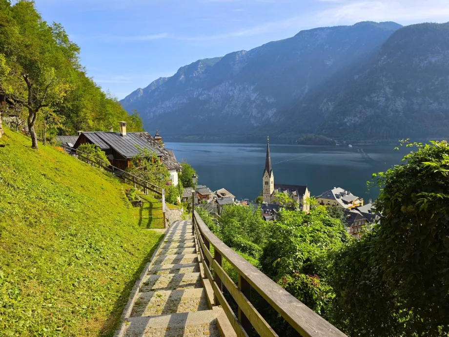 Pohľad na Hallstatt z turistického chodníka Salzberg