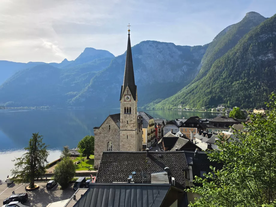 Pohľad na Hallstatt z katolíckeho kostola