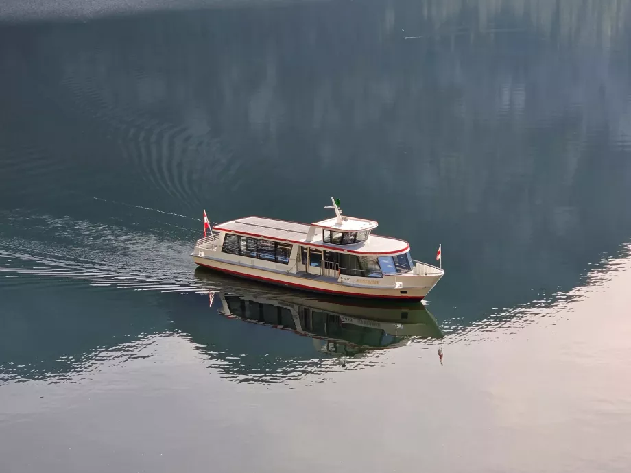 Loď na jazere Hallstatt