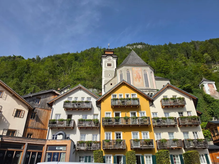Katolícky kostol nad centrom mesta Hallstatt