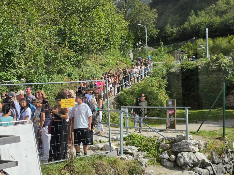 Dlhá fronta na trajekt na železničnej stanici