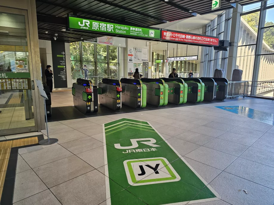 Turnikety na prístup na nástupištia vlakov JR