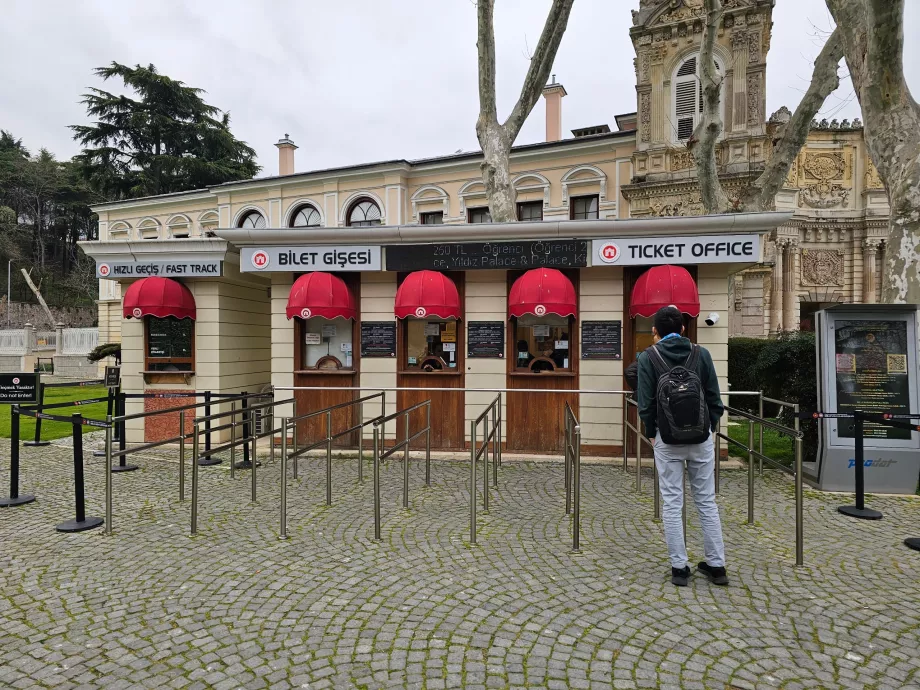 Hlavný vchod do paláca Dolmabahce