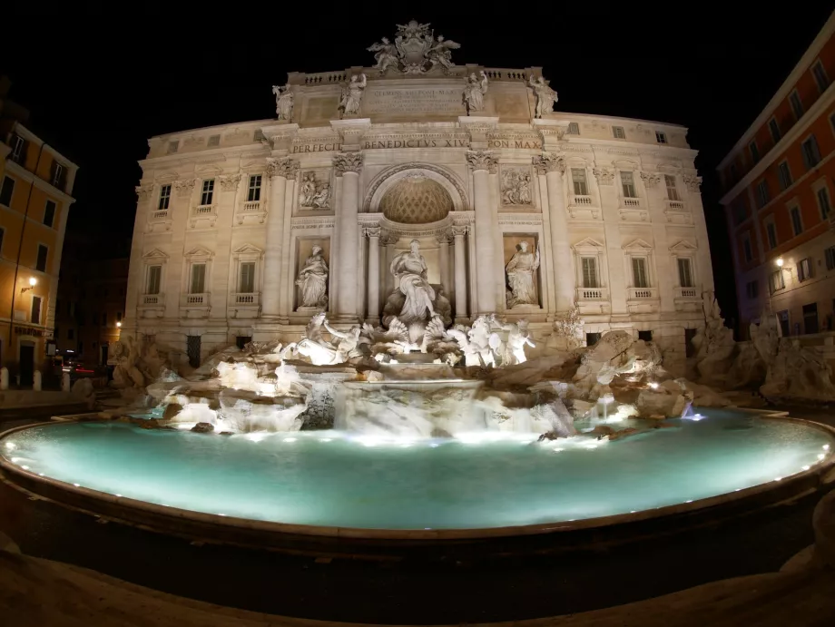 Fontána di Trevi v noci