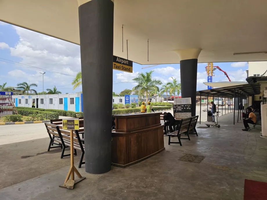 Stanovište taxíkov pred terminálom 1