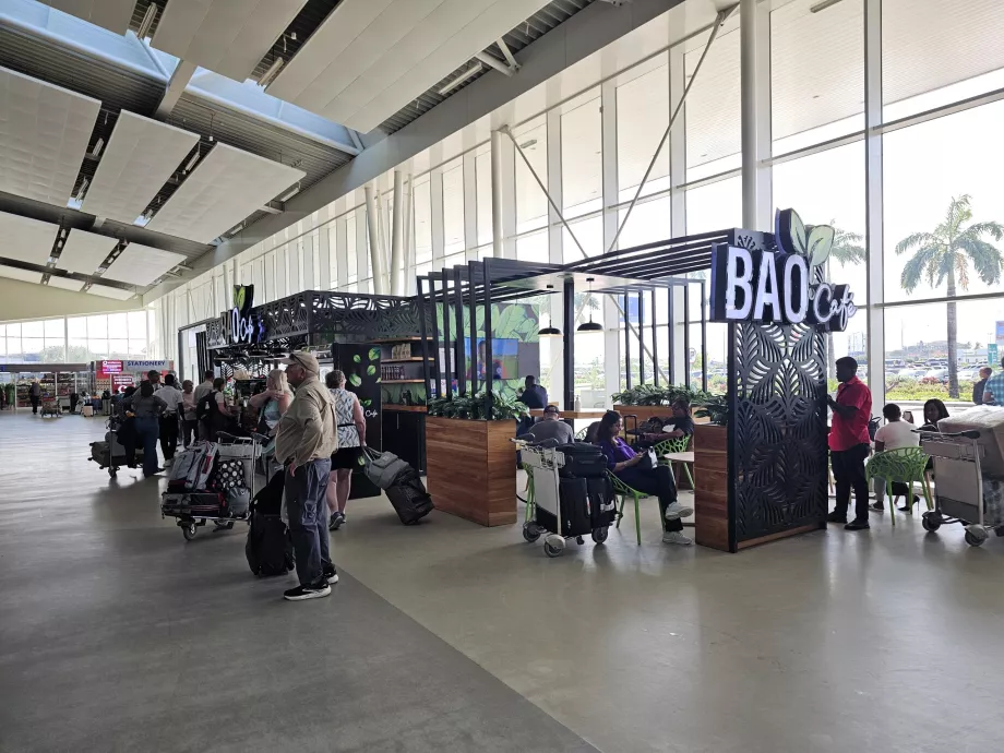 Kaviareň, verejná časť, terminál 3