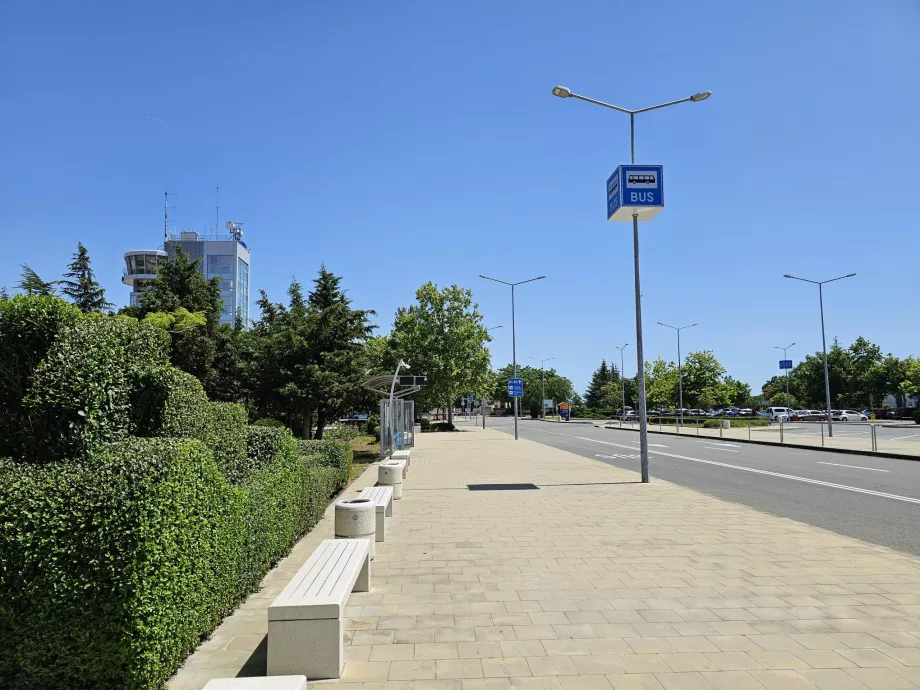 Autobusová zastávka pri termináli - linka 15 smerom na Sarafovo, linka 15A smerom do centra Burgasu