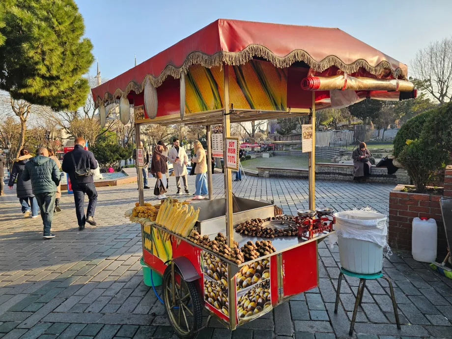 Stojan s kukuricou a gaštanmi