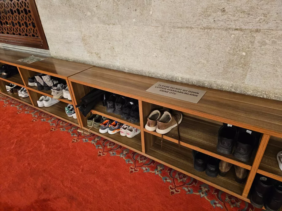 Sulejmanova mešita, oblasť obuvi