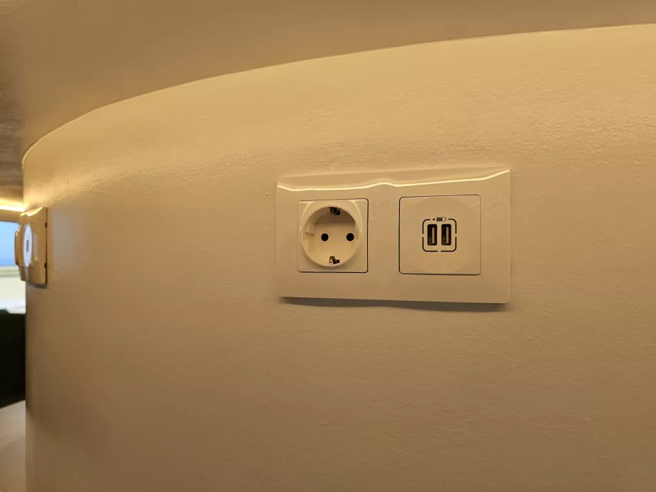 Zásuvky a USB