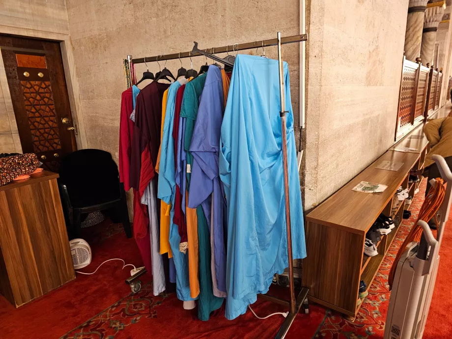 Sulejmanova mešita, požičovňa šiat