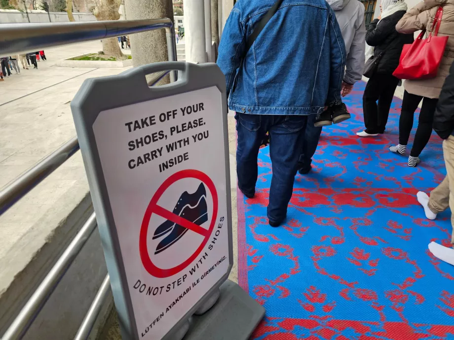 Modrá mešita, informácie o vyzúvaní topánok