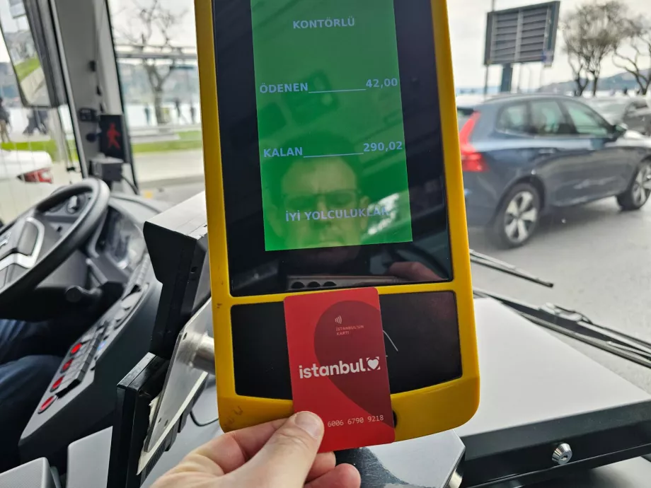 Platenie Istanbulkart v autobuse