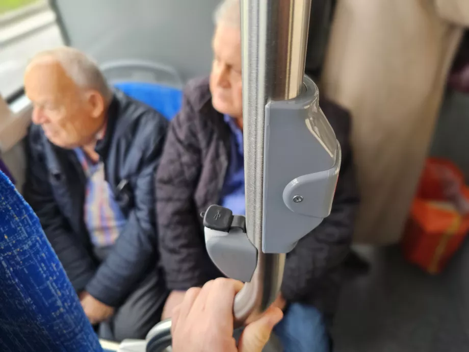 Porty USB a tlačidlo "Stop"