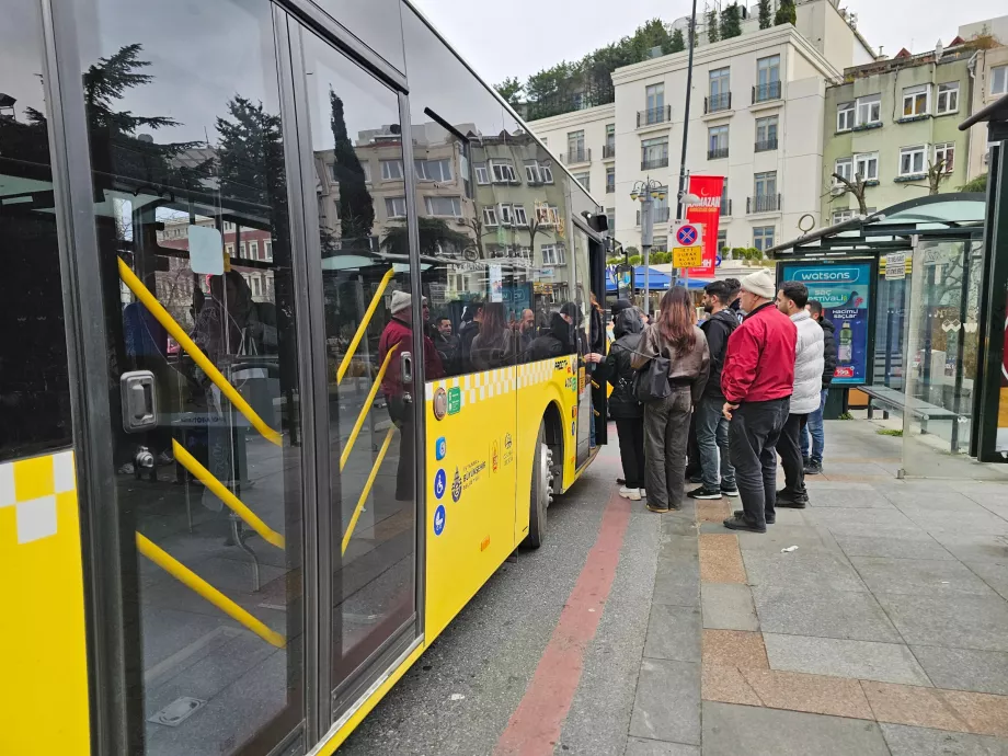 Nastupovanie do autobusu len prednými dverami
