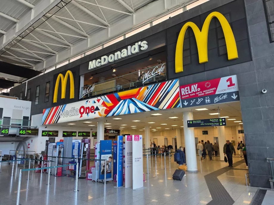 McDonald's, terminál A, odlety (verejný priestor)