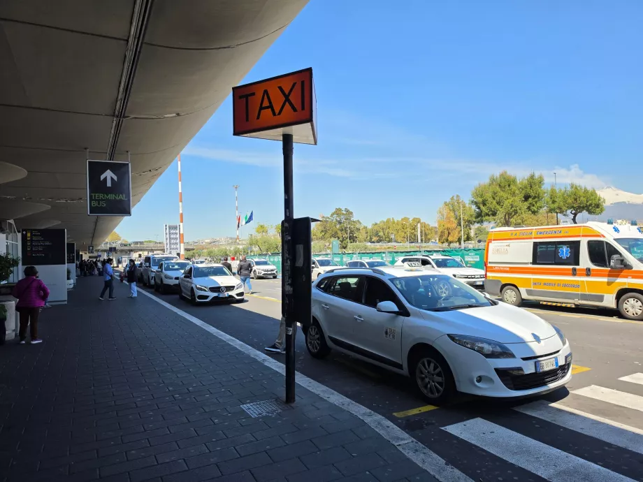 Stanovište taxíkov pred terminálom