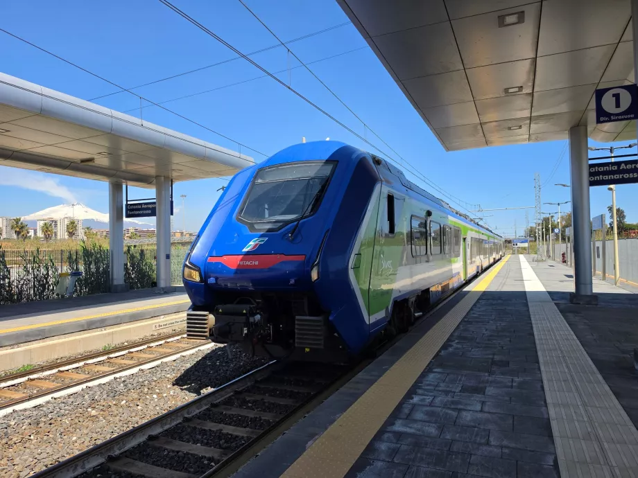 Vlak Trenitalia na stanici v blízkosti letiska