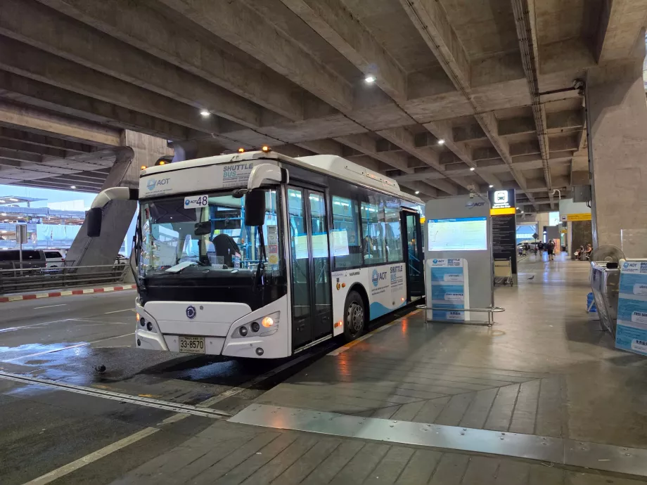 Zastávka kyvadlového autobusu na letisku BKK