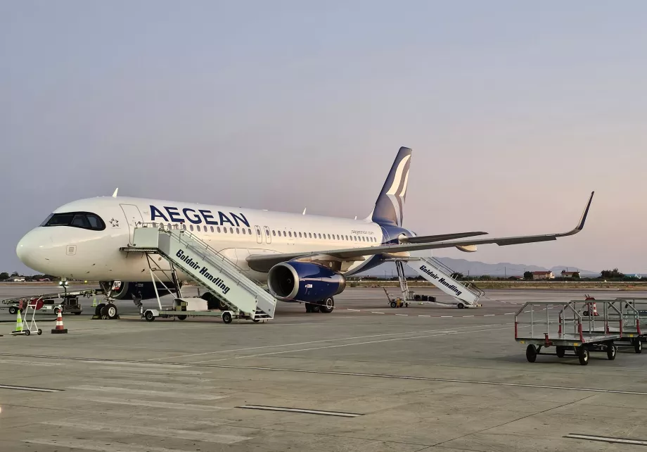 Airbus A320 na letisku Rhodos