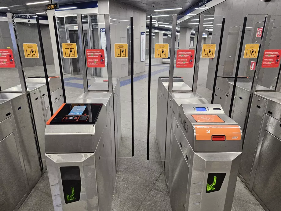 Vľavo turniket pre platbu bezkontaktnou kartou, vpravo turniket pre papierové lístky