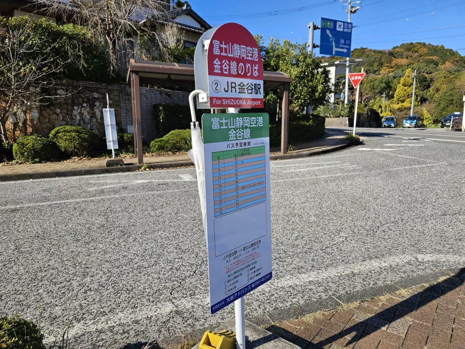 Autobusová zastávka pri vlaku