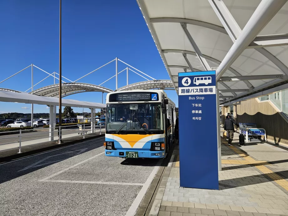 Autobusová zastávka pred terminálom