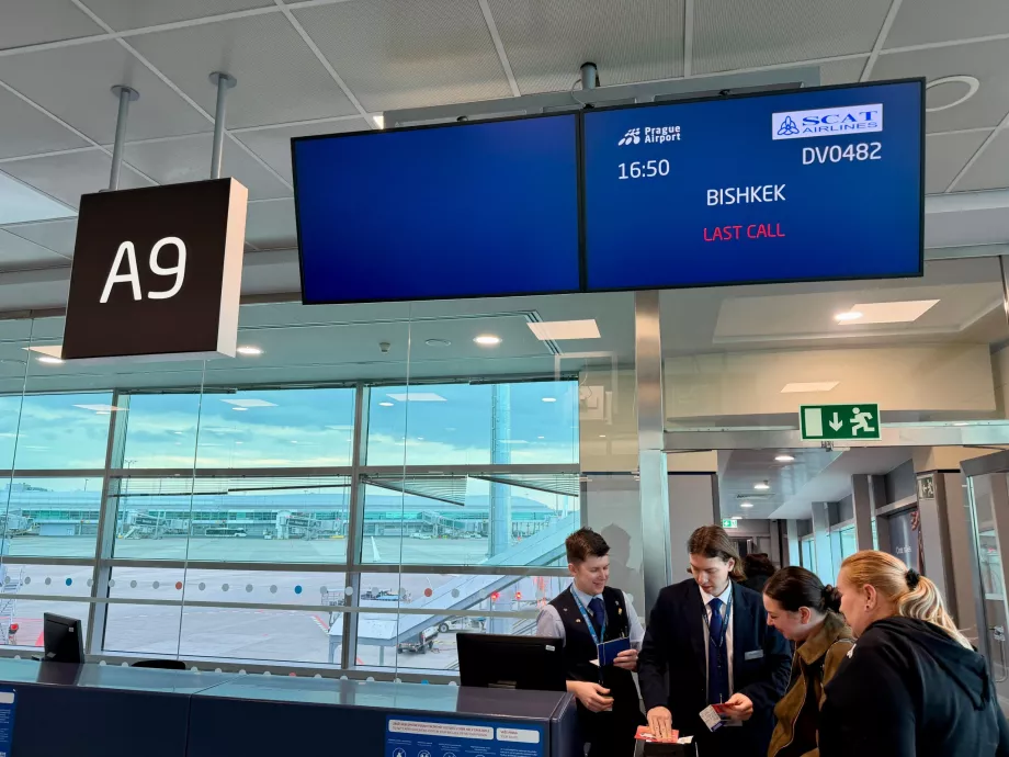 Nástup na let do Sanye cez Biškek