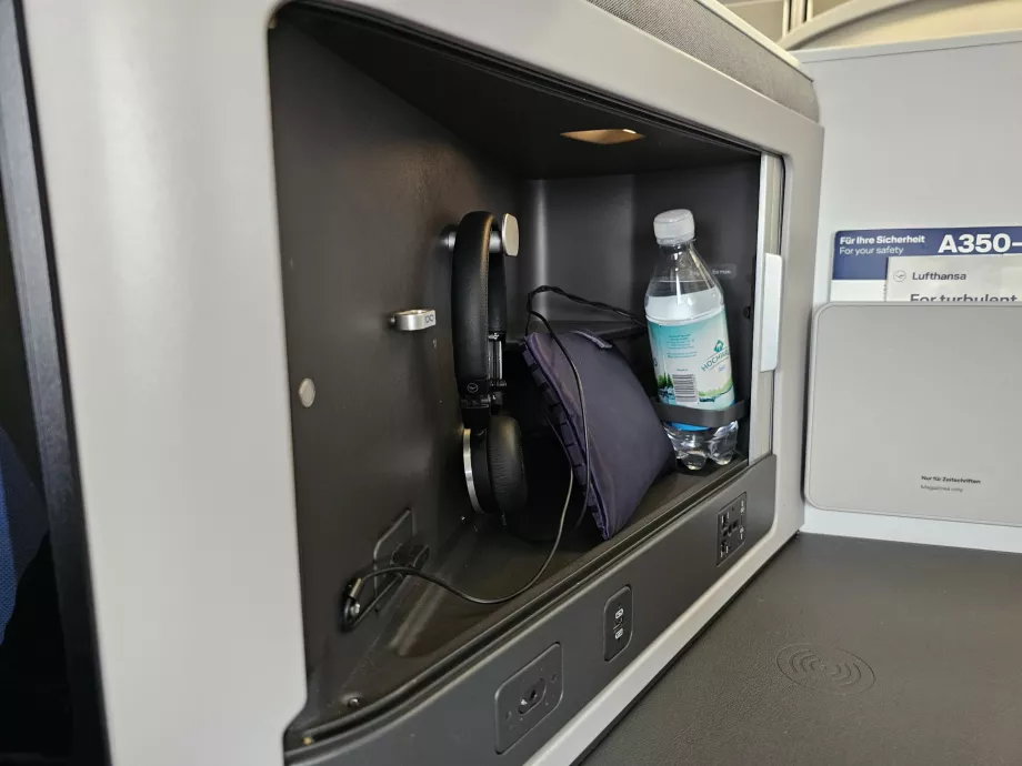 Slúchadlá, voda a súprava pomôcok