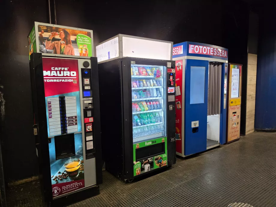 Automaty na občerstvenie a fotografie na staniciach metra