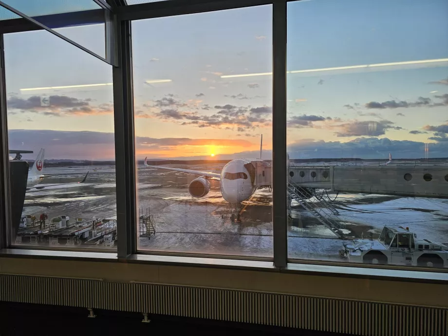 Pohľad na letiskovú oblasť z tranzitnej zóny