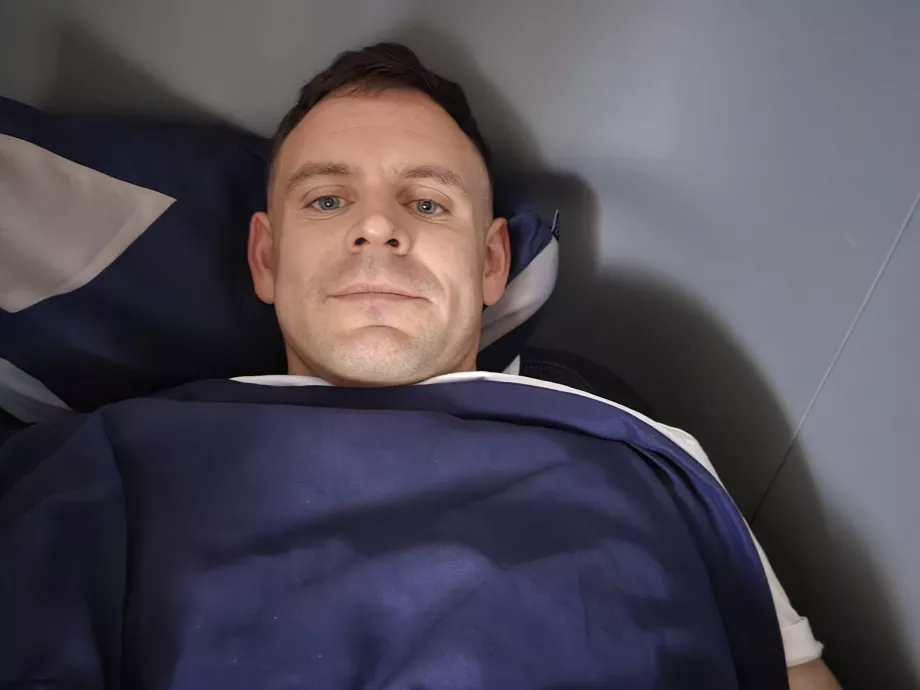 Christopher leží v posteli