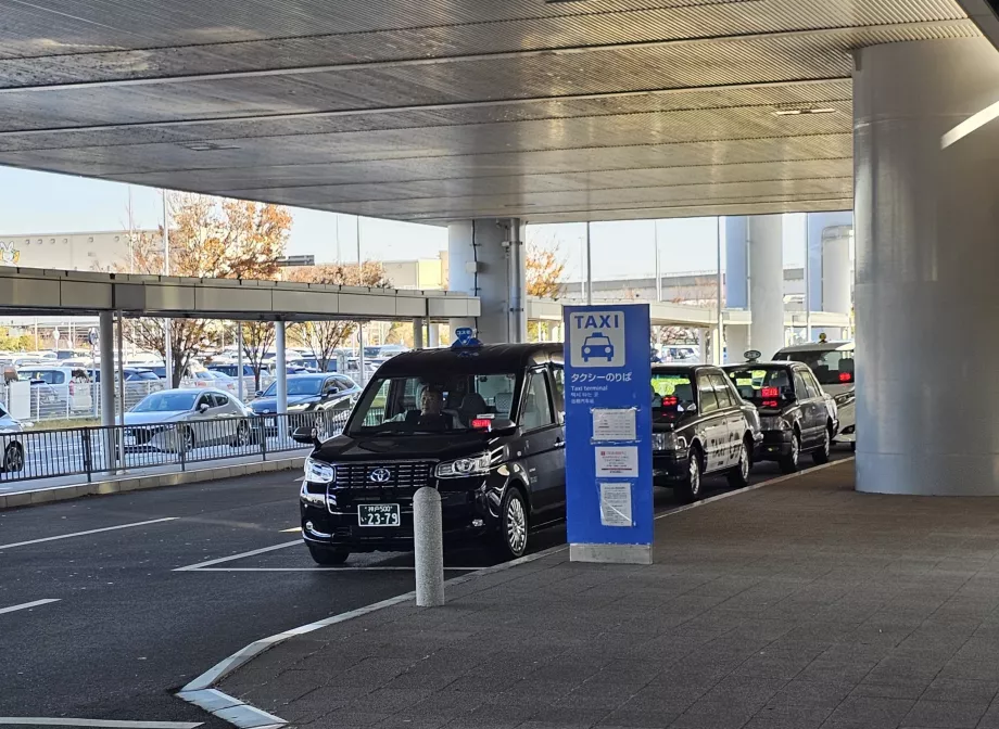 Stanovište taxíkov pred terminálom 1