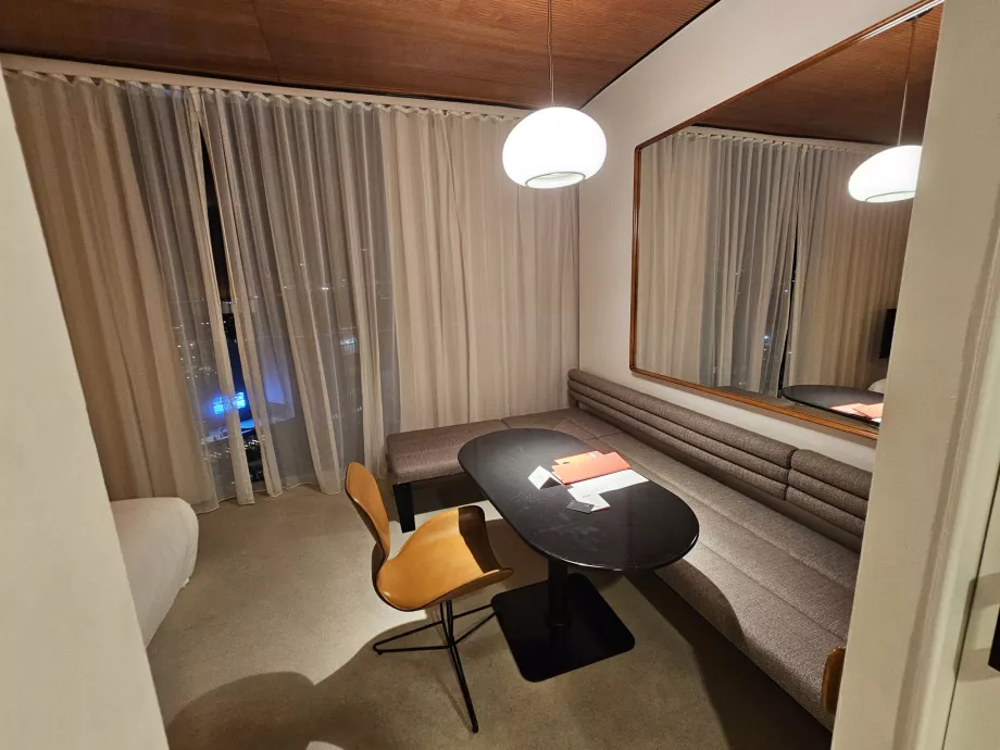 Izba, stôl a pohovky