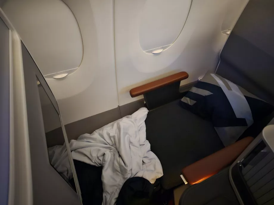 Pohovka rozložená na posteľ