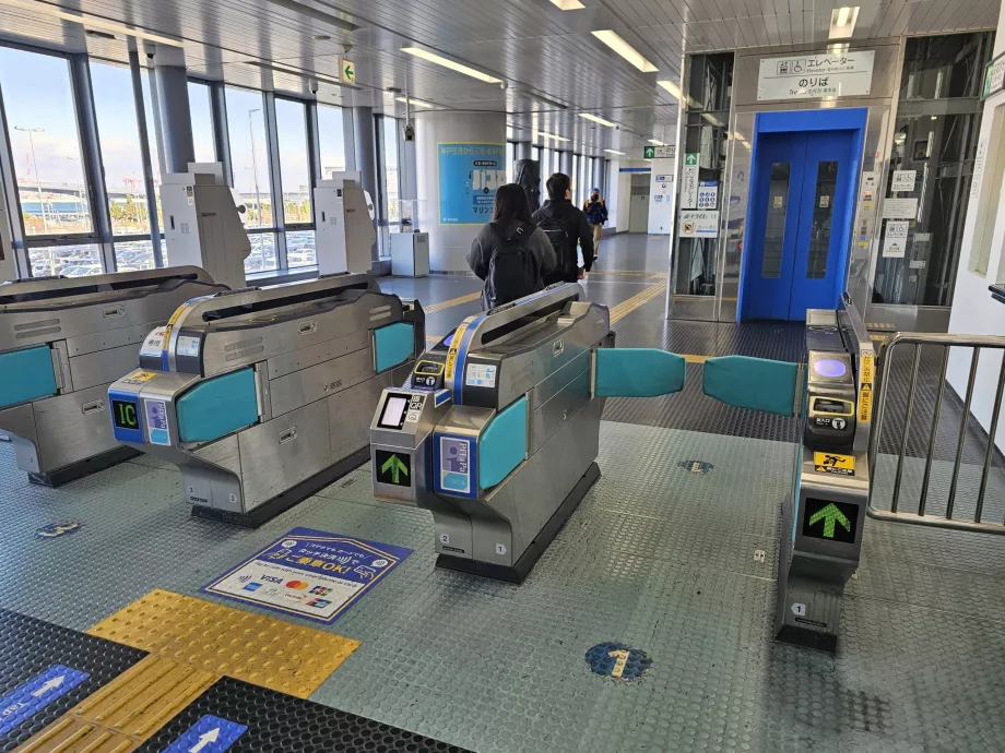 Turnikety pri vstupe na nástupište