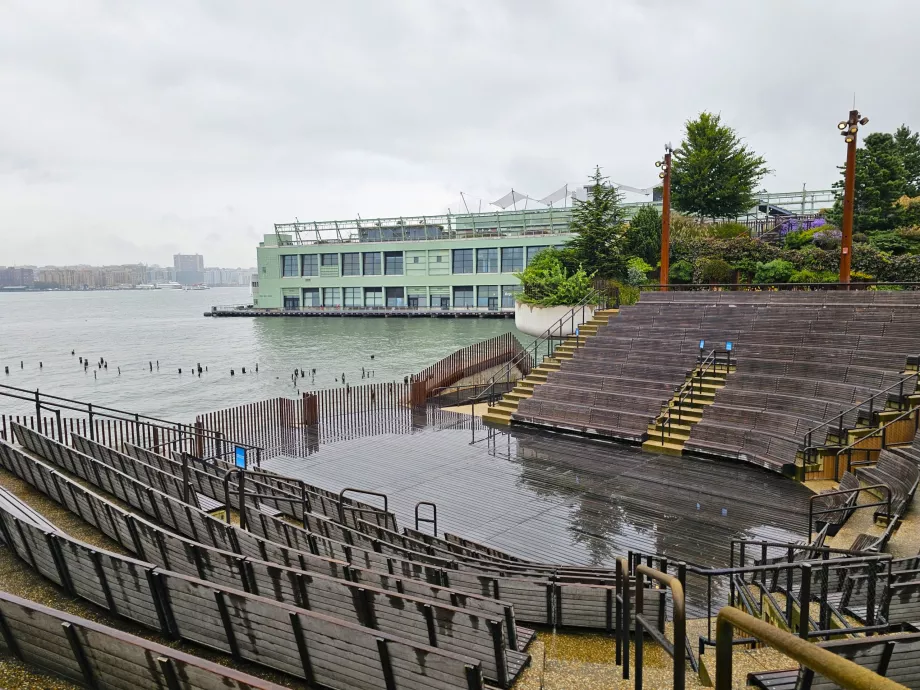 Malý ostrov, amfiteáter